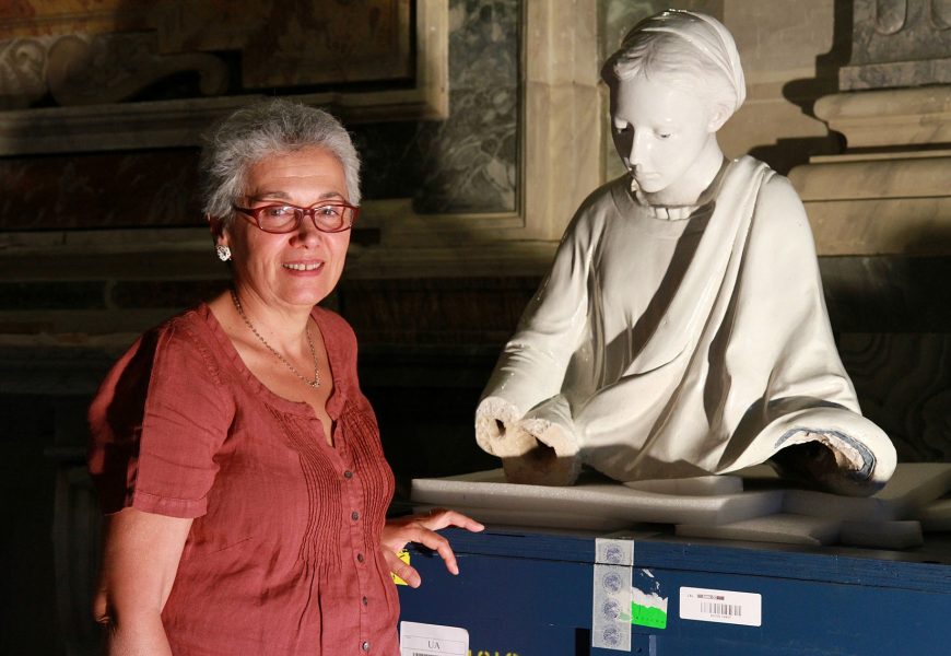 LA STATUA DELLA VISITAZIONE ILLUMINA LA CHIESA DI SAN LEONE