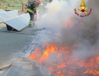 prato. FIAMME SUL TETTO DELLA SCUOLA ELEMENTARE “D’ACQUISTO”