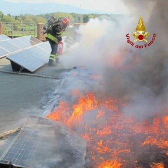 prato. FIAMME SUL TETTO DELLA SCUOLA ELEMENTARE “D’ACQUISTO”