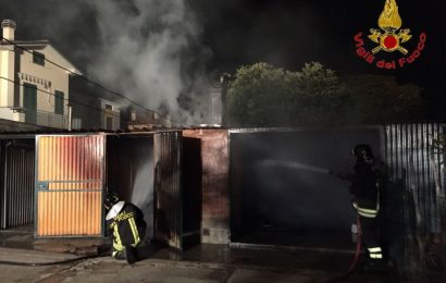 MONTECATINI, INCENDIO A BOX ADIBITI A LEGNAIA