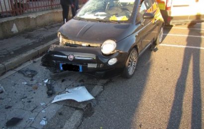 SOLE RADENTE, AUTO CONTRO VEICOLI IN SOSTA, FERITI DUE BAMBINI