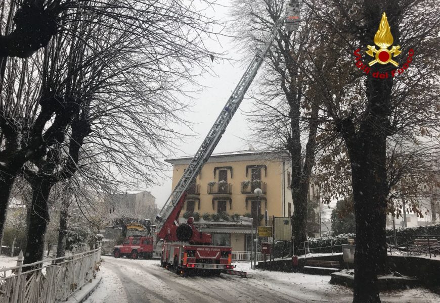 PRACCHIA, RAMI PERICOLANTI A CAUSA DI VENTO E NEVE