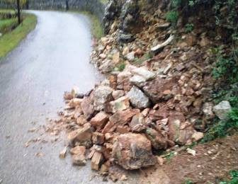 quarrata. MURO IN VIA FONTEMORANA, NUOVO CROLLO: PIETRE BLOCCANO AMBULANZA