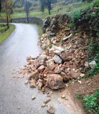 quarrata. MURO IN VIA FONTEMORANA, NUOVO CROLLO: PIETRE BLOCCANO AMBULANZA