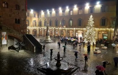 prato. ACCESO L’ALBERO DI NATALE IN PIAZZA DEL COMUNE