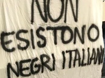 striscione razzista. “UN BRUTTISSIMO REGALO DI NATALE”