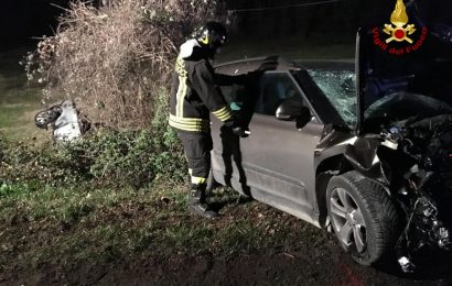 INCIDENTE TRA DUE AUTO, UNA ESCE DI STRADA E SI INCENDIA