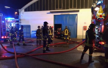 campi bisenzio. INCENDIO NELLA NOTTE IN UN CAPANNONE INDUSTRIALE