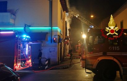 prato. INCENDIO IN UN APPARTAMENTO, 11 PERSONE COINVOLTE