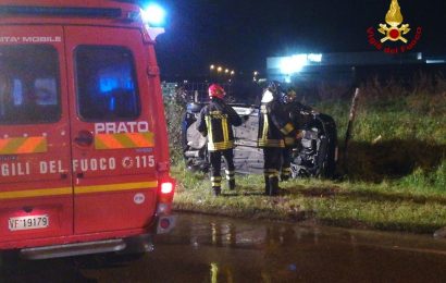 prato. INCIDENTE IN VIA BERLINGUER, AUTO FINISCE FUORI STRADA