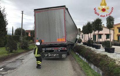 BILICO FINISCE FUORI STRADA, L’INTERVENTO DEI VIGILI DEL FUOCO