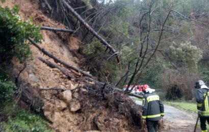 pescia. FRANA INVADE LA STRADA A SANTA MARGHERITA