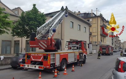 CEDE UNA PORZIONE DI GRONDAIA E DANNEGGIA AUTO IN SOSTA