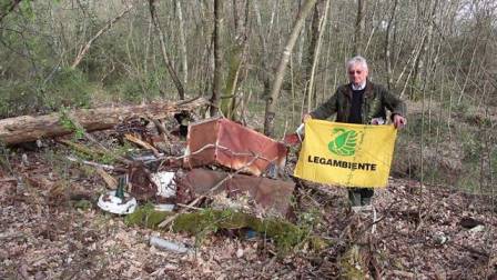 quarrata. ANCORA DA BONIFICARE LA DISCARICA NEL BOSCO DI VILLA LA MAGIA