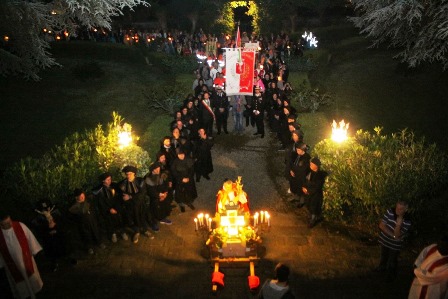 montemurlo. SUGGESTIVA PROCESSIONE PER IL RITORNO DELLA SANTA CROCE ALLA ROCCA