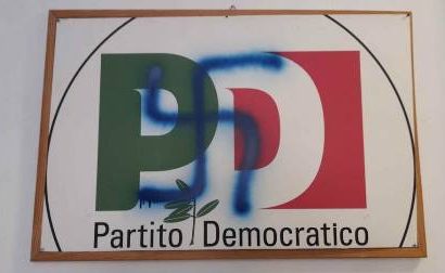 IMBRATTATA CON UNA SVASTICA LA TARGA DEL PD. BOSI: NON CI FAREMO INTIMIDIRE