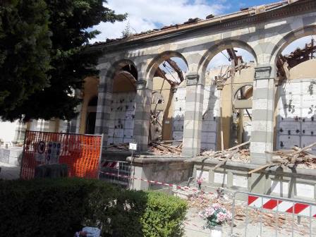 pescia. NUOVI CROLLI AL CIMITERO URBANO