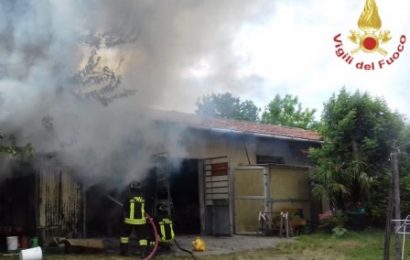 quarrata. A FUOCO UNA RIMESSA AGRICOLA