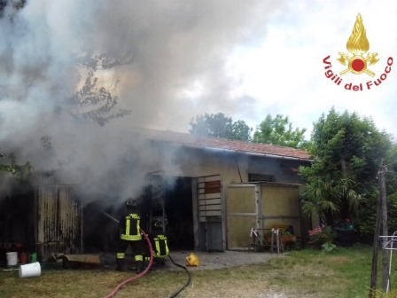 quarrata. A FUOCO UNA RIMESSA AGRICOLA