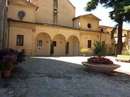 verde. NUOVI ARREDI URBANI E FLOREALI DAVANTI ALLA CHIESA DI SAN DOMENICO