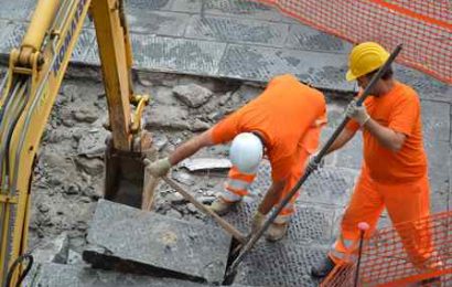 centro storico. SI RISISTEMANO I LASTRICATI IN PIETRA DI ALCUNE STRADE