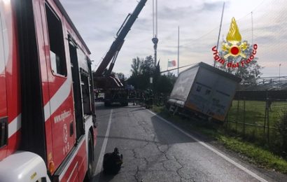 via ferrucci. MEZZO PESANTE FINISCE FUORI STRADA