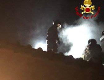 agliana. A FUOCO IL TETTO DI UNA PALAZZINA IN VIA BRANACCIA