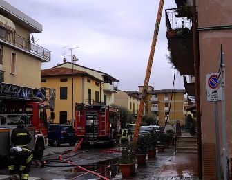 montemurlo. INCENDIO IN VIA BURICCHI, LA GRANDE SOLIDARIETÀ DEI VICINI