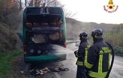 marliana. FIAMME SUL PULLMAN, ILLESI CONDUCENTE E PASSEGGERI