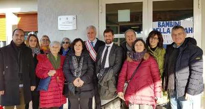 montemurlo. INTITOLATO A SERGIO DE SIMONE IL GIARDINO DELLA SCUOLA DI OSTE