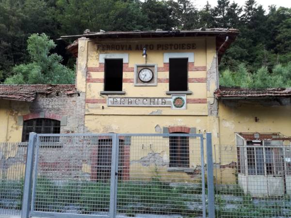 LA STAZIONE DEL “TRENINO” A PRACCHIA, UN EDIFICIO CHE GRIDA AIUTO