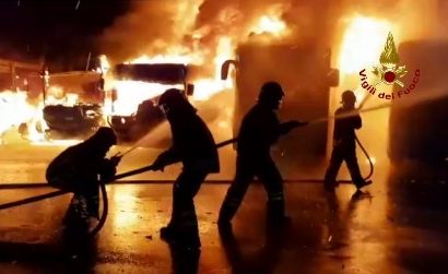 lamporecchio. A FUOCO OTTO AUTOBUS IN UN MAGAZZINO IN VIA DI VITTORIO