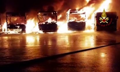 lamporecchio. DISTRUTTI DALLE FIAMME OTTO AUTOBUS, LA SOLIDARIETÀ DEL SINDACO TORRIGIANI