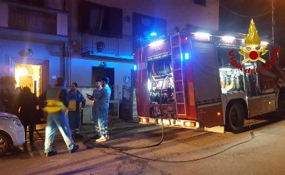 FIAMME IN CUCINA, INTERVENGONO I VIGILI DEL FUOCO