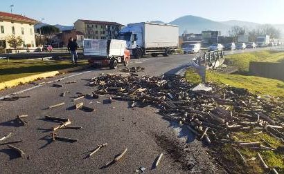 montemurlo. INCIDENTE CON PERDITA DI CARICO ALLA ROTONDA TRA VIA BERLINGUER E VIA SCARPETTINI