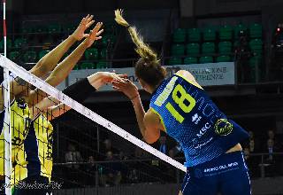 volley femminile. LE TURCHE DEL FENERBAHCE OPET DOMINANO SULLA SAVINO DEL BENE