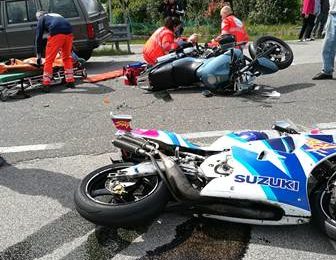 porrettana. SCONTRO TRA MOTO E AUTO, DUE FERITI