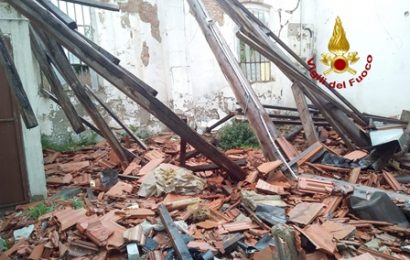 vigili del fuoco. CROLLO PARZIALE DI UN TETTO IN VIA MONTALESE