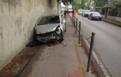 montemurlo. A BAGNOLO UNA AUTO “IMPAZZITA” INVADE LA PISTA CICLO-PEDONALE. NESSUN FERITO