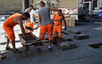 lavori. INIZIATA LA MANUTENZIONE AI LASTRICATI IN PIETRA IN PIAZZA DUOMO E VIA ROMA