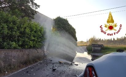 carmignano. AUTO SBATTE CONTRO UN MURO E TRANCIA UN TUBO DEL GAS METANO