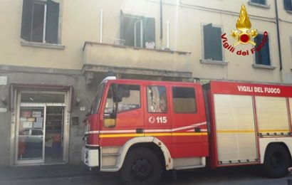 vigili del fuoco. INCENDIO IN CAMERA DA LETTO, UN INTOSSICATO