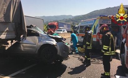 montecatini. TAMPONAMENTO SULLA A11, COINVOLTO UN MEZZO PESANTE E QUATTRO AUTO