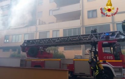 vigili del fuoco. IN FIAMME UN TERRAZZO AL SECONDO PIANO