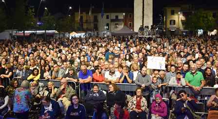 quarrata. UNA PIAZZA “PIENISSIMA” PER IL CONCERTO DI NOEMI