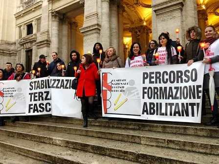 la protesta. SLOGAN, LUCI E CANTI CONTRO IL DECRETO LEGGE SULLA SCUOLA