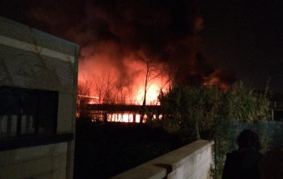 UN VASTO INCENDIO A CASTELMARTINI, IL COMUNE: PORTE E FINESTRE CHIUSE FINO A DOMANI