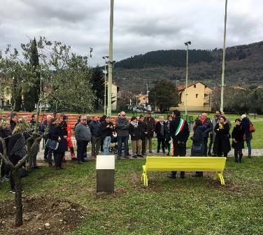 A SANTA LUCIA INAUGURATA LA PANCHINA GIALLA INTITOLATA A GIULIO REGENI