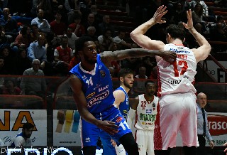 basket. BRUTTA GARA IN UNA BRUTTA GIORNATA PER LO SPORT: CIAO KOBE..