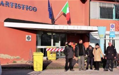 quarrata. SOSTITUITE LE BANDIERE DETERIORATE AL LICEO ARTISTICO